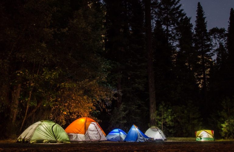 les batteries solaires en camping