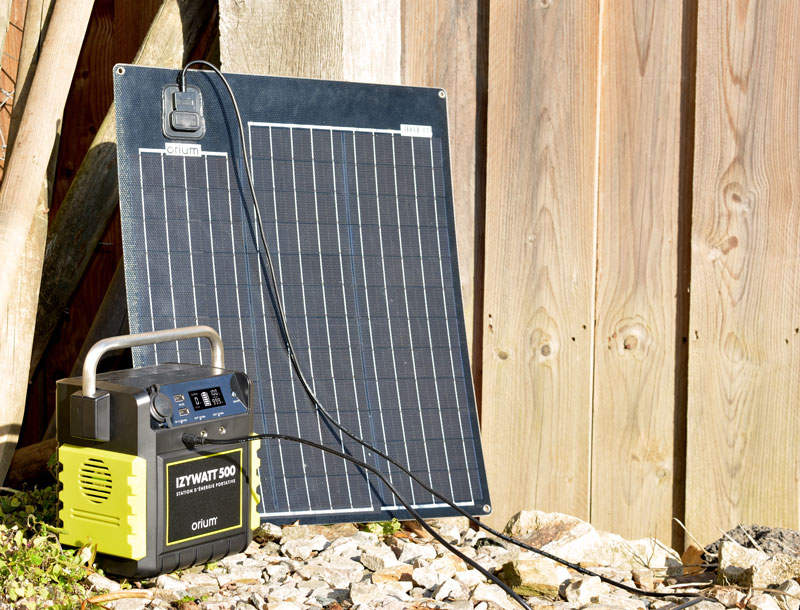 Izywatt en situation de recharge avec panneau solaire nomade