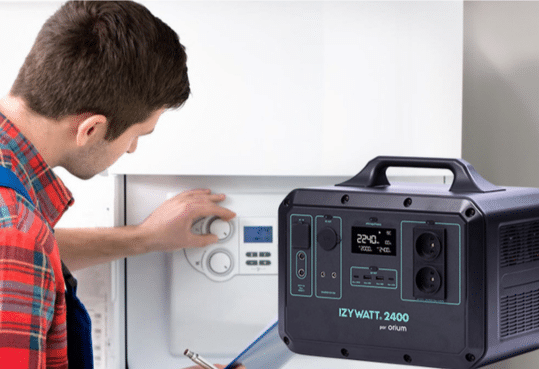 chauffagiste qui travaille, réglages, chauffage, Batterie IZYWATT 2400, autonomie