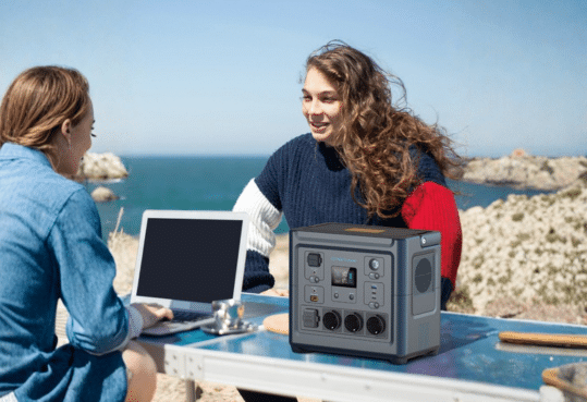 Deux femmes, la mer, sur una table de pic nic, télétravail, soleil, Batterie IZYWATT.moov