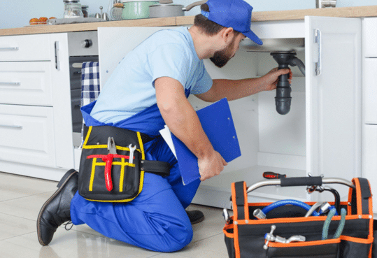 plombier répare évier outils chantier